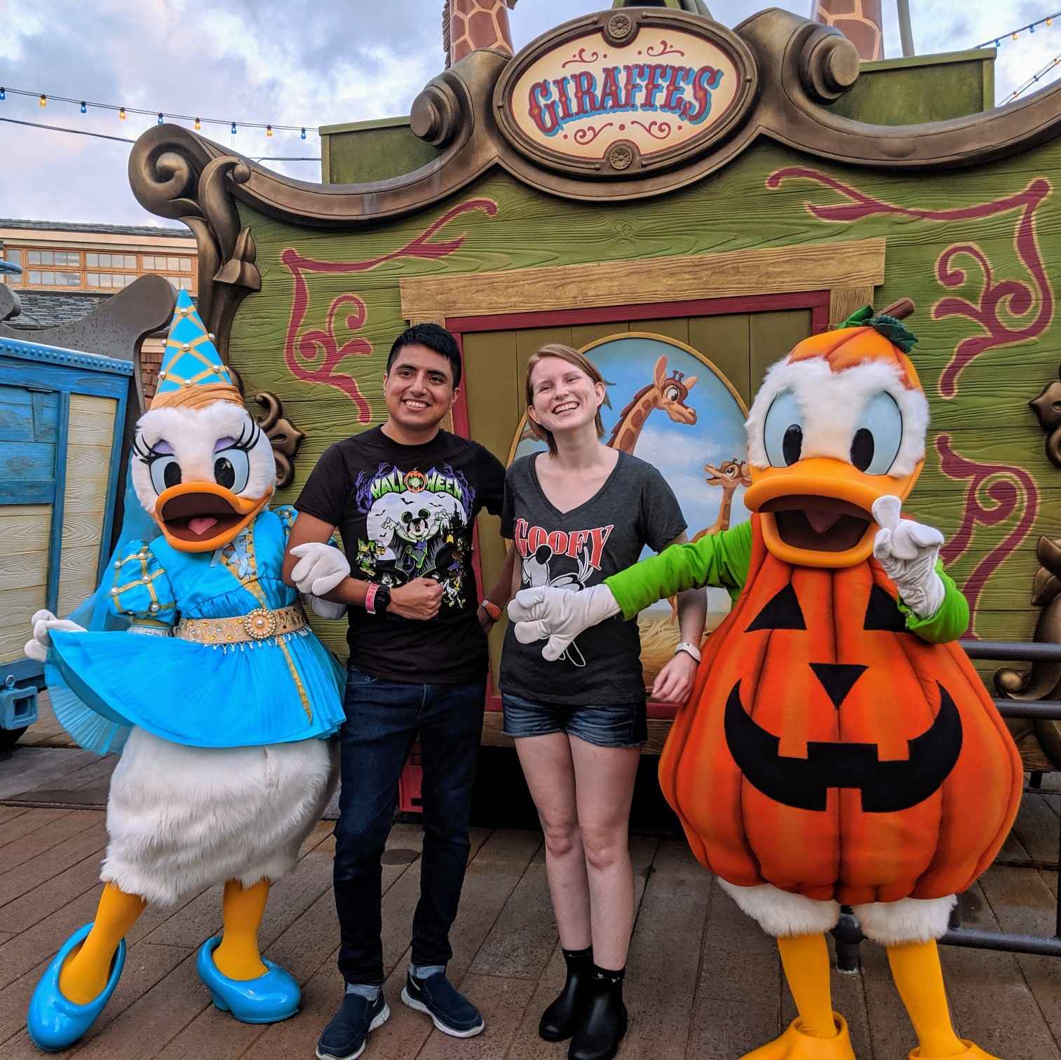 ディズニーワールドで働いて、私の仕事は私にハロウィーンパーティーの無料チケットを与えました!たくさんのキャラクターに出会いました!🤩 I